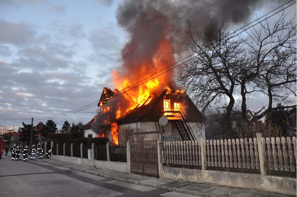 Wohnhausbrand in Leopoldsdorf – Alarmstufe B2