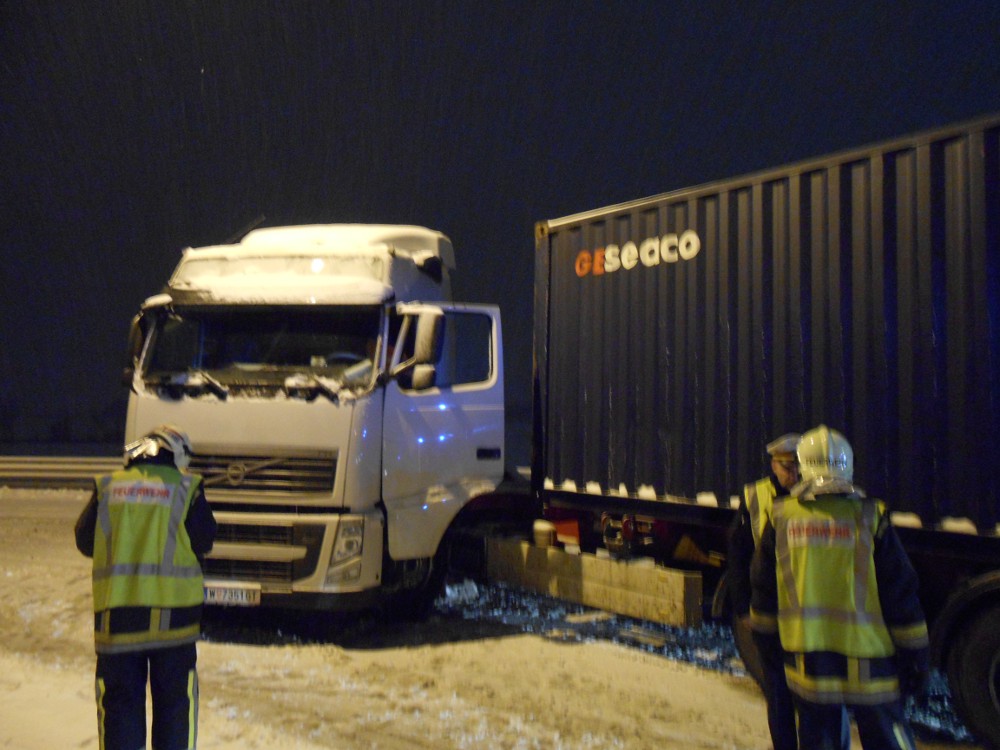 14.01.2013 – LKW Bergung Kreisverkehr  LB 16