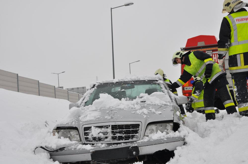 23.02.2013 – PKW Bergung Abfahrt S1 Leopoldsdorf