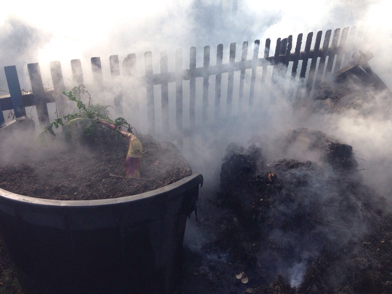brennender Komposthaufen