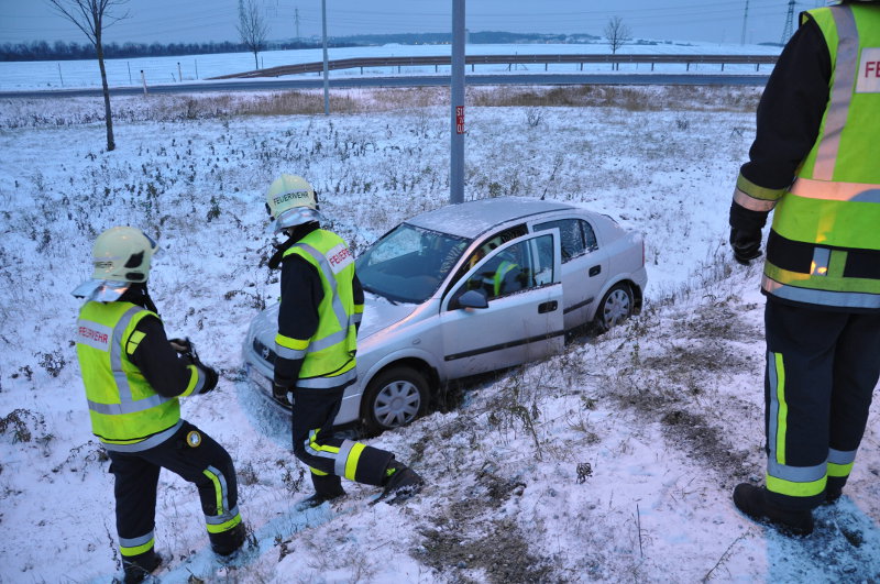 28.12.2014 – PKW im Graben