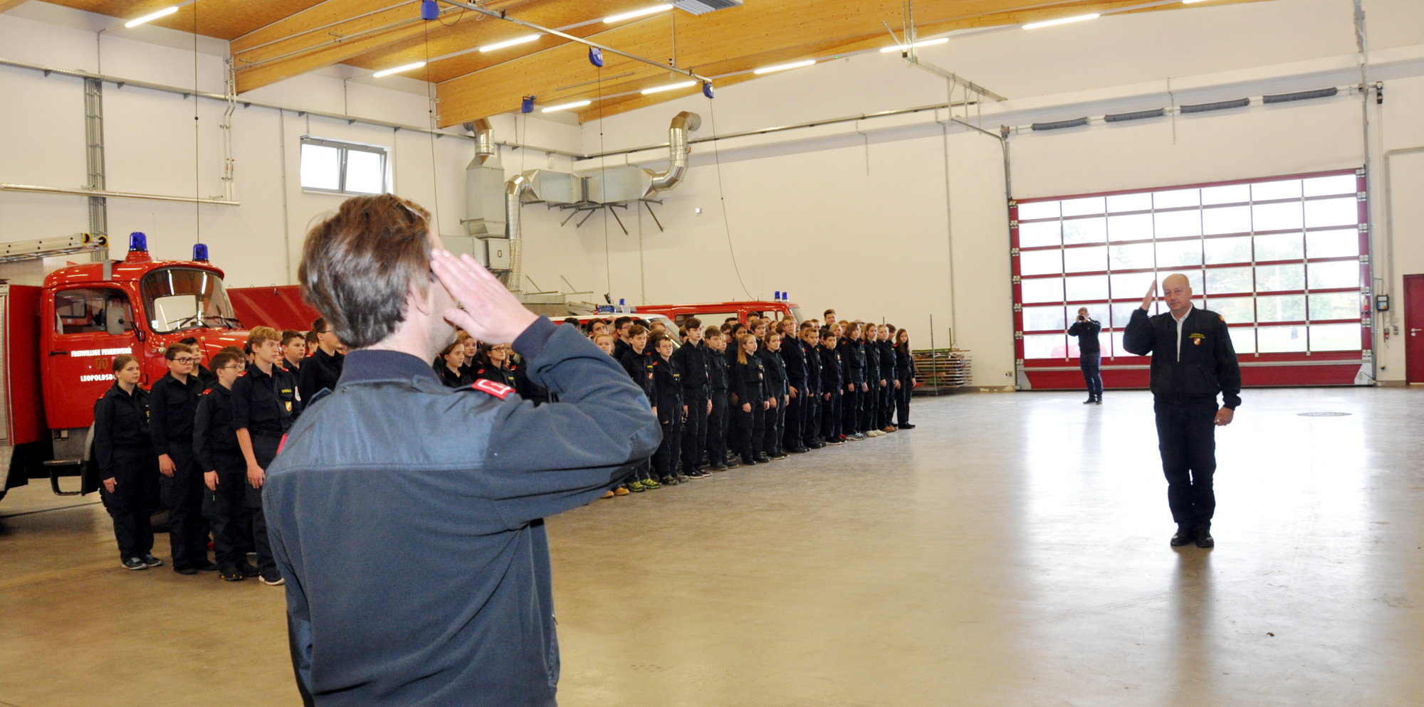 ASB Eduard Wegscheider meldet dem AFKDT BR Erhard Schaden die angetretene​ Feuerwehrjugend zur Abzeichenverleihung.