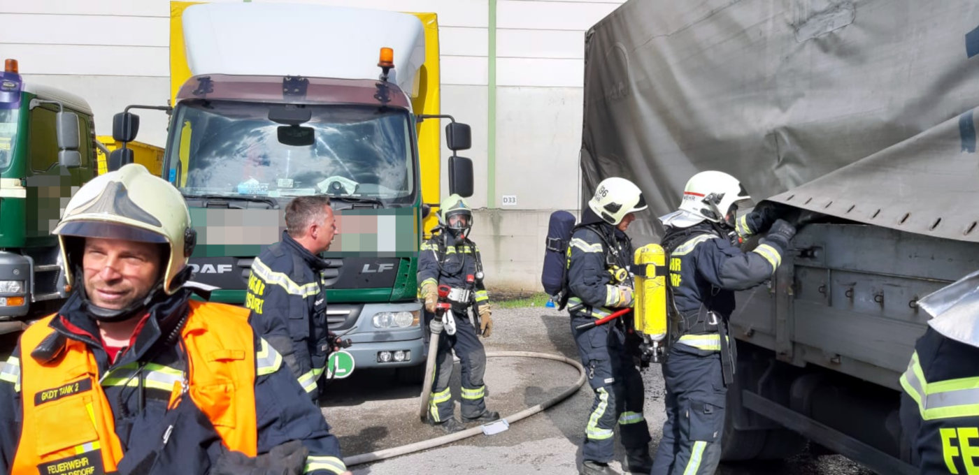 Fahrzeugbrand in einem Entsorgungsbetrieb