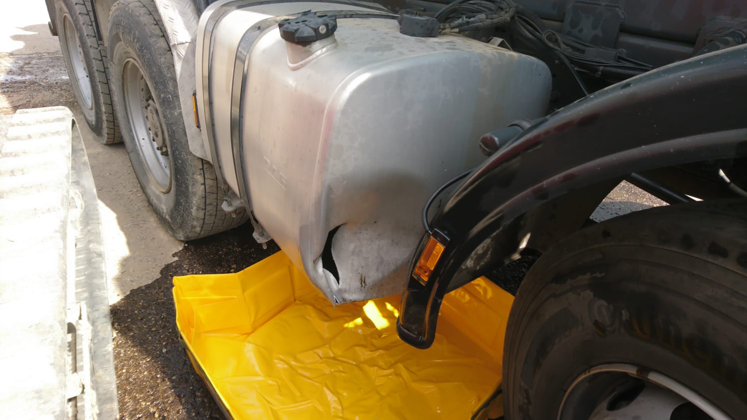 Schadstoffeinsatz Dieselaustritt aus LKW 31032020